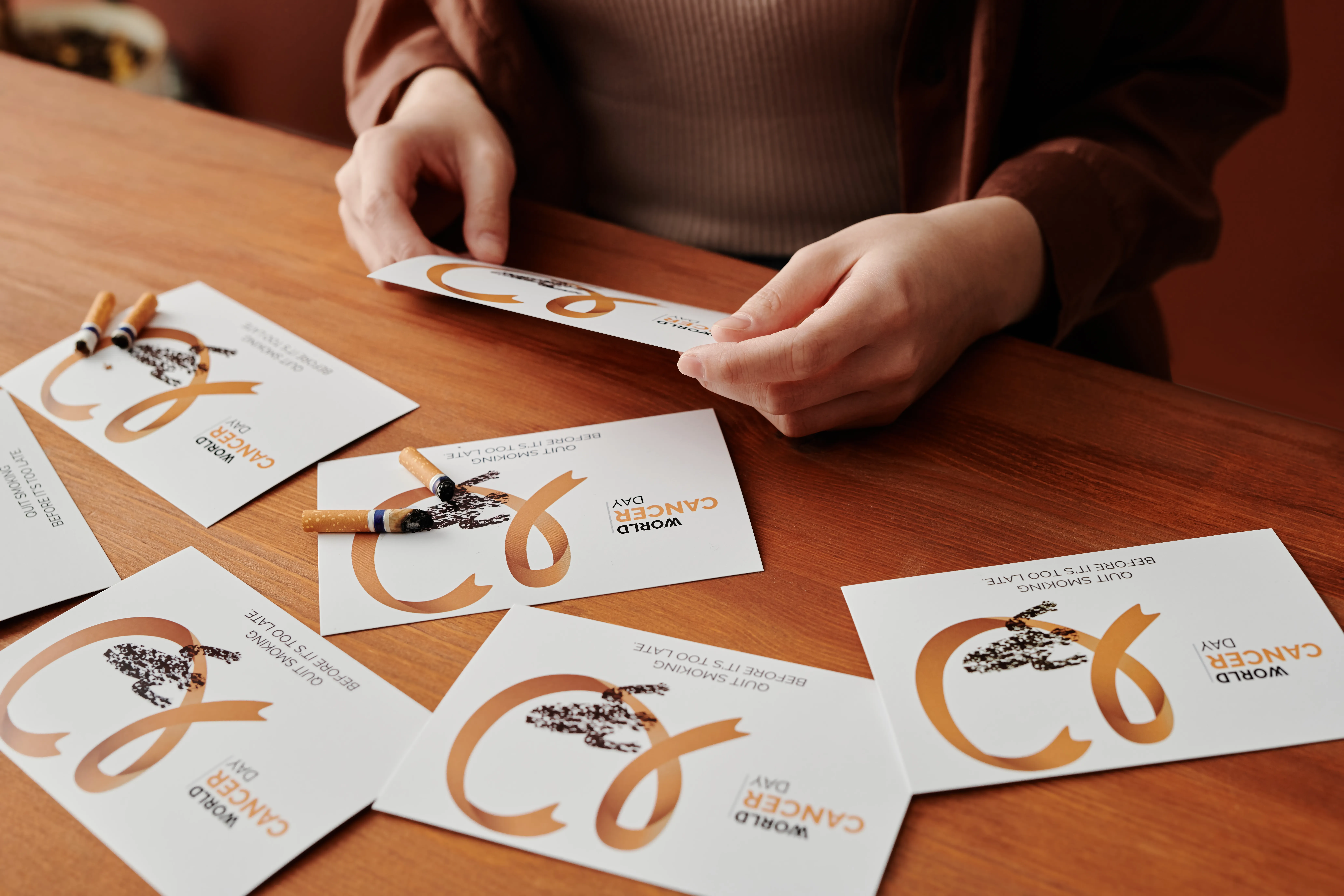 Foto de las manos de una mujer que está analizando tipos de publicidad impresa